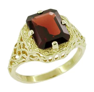 Art Deco Flowers and Leaves Almandine Garnet Filigree Ring in 14 Karat Yellow Gold